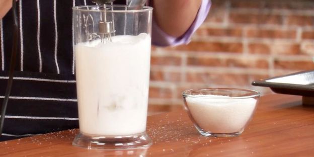 булочки с ревенем и меренгой