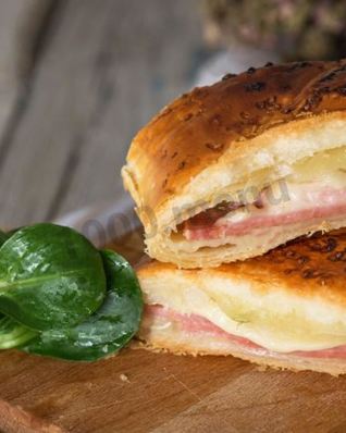 Булочки с ветчиной и сыром из слоеного теста