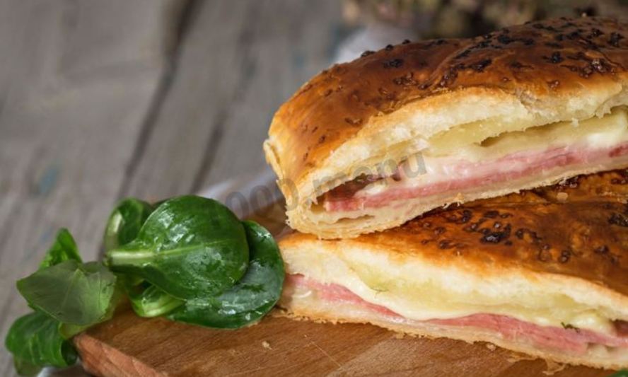 Рецепт булочек с ветчиной и сыром из слоеного теста