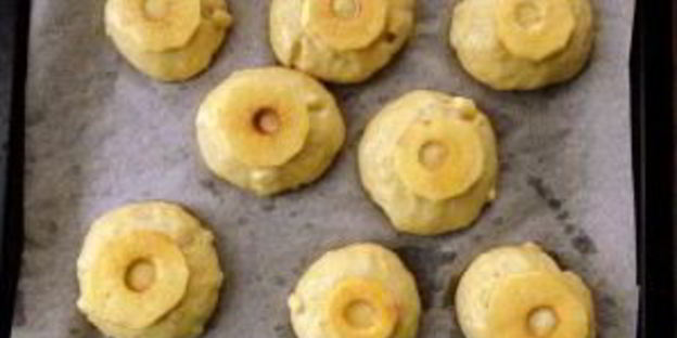 булочки с яблоками, грушей и пряностями