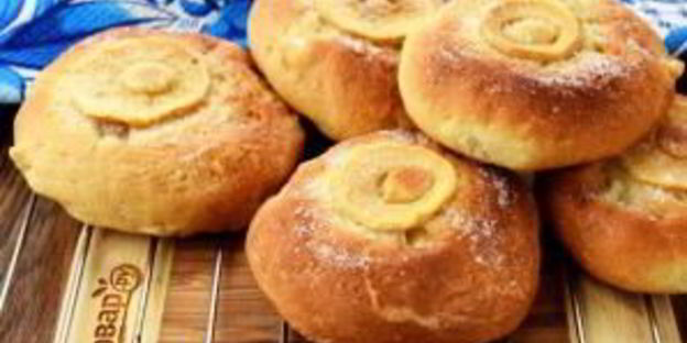 булочки с яблоками, грушей и пряностями