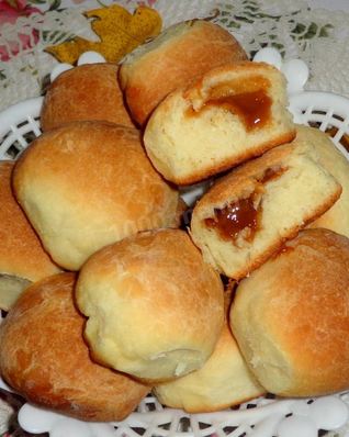 Булочки со сгущенкой из дрожжевого теста