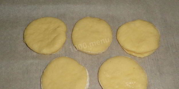 булочки со сгущенкой из дрожжевого теста