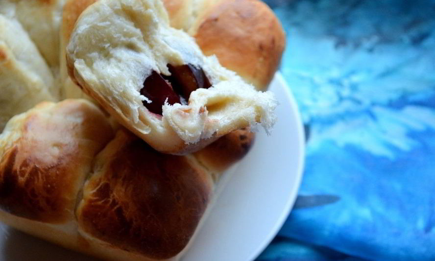 Рецепт булочек со сливой и шоколадом