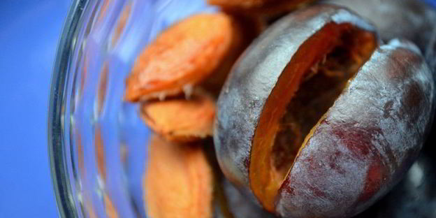 булочки со сливой и шоколадом