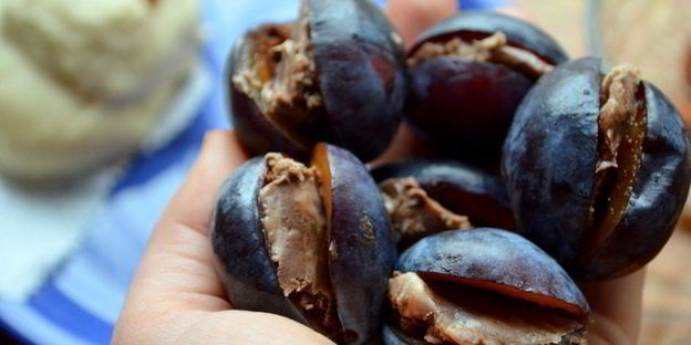 булочки со сливой и шоколадом