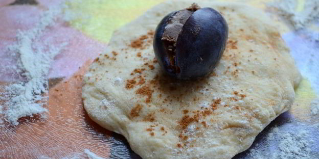 булочки со сливой и шоколадом