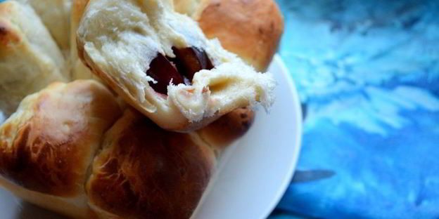 булочки со сливой и шоколадом