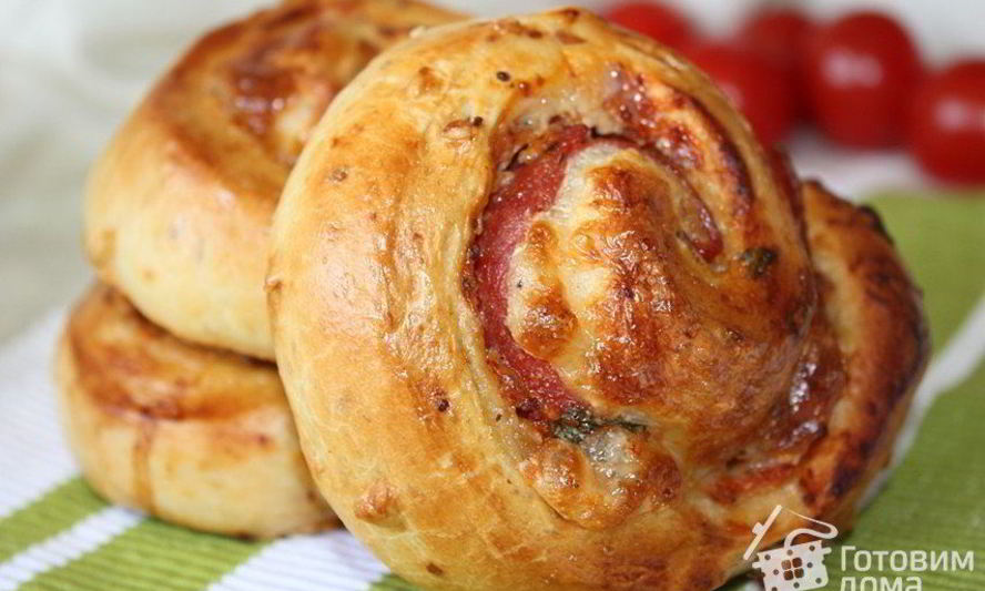 Рецепт булочек-улиток с салями и моцареллой