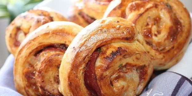 булочки-улитки с салями и моцареллой