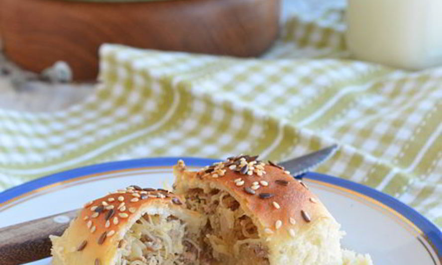 Рецепт дрожжевых булочек с квашеной капустой и мясом