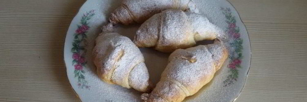 Круассаны с финиками и медом