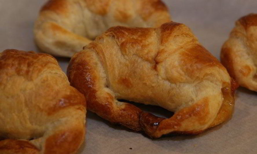 Рецепт круассанов с конфитюром и шоколадным сыром