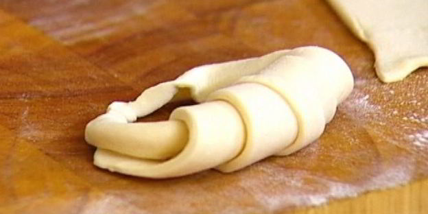 круассаны с конфитюром и шоколадным сыром