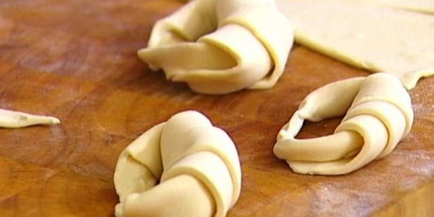 круассаны с конфитюром и шоколадным сыром