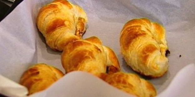 круассаны с конфитюром и шоколадным сыром