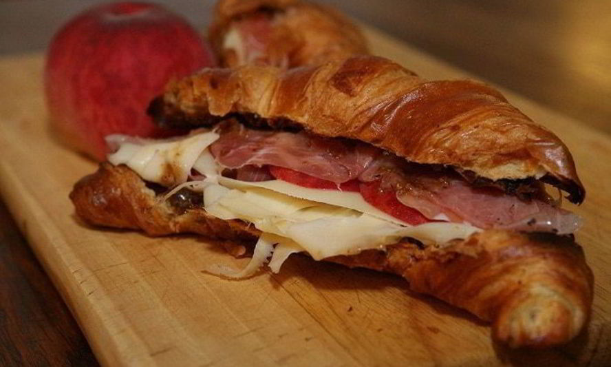 Рецепт круассанов с сыром, персиком и пармской ветчиной