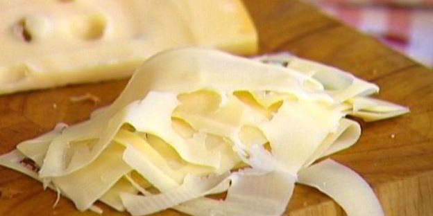 круассаны с сыром, персиком и пармской ветчиной