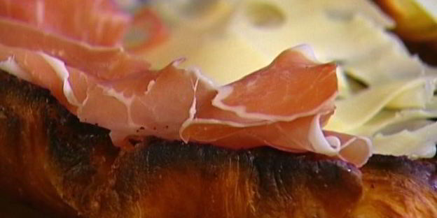 круассаны с сыром, персиком и пармской ветчиной