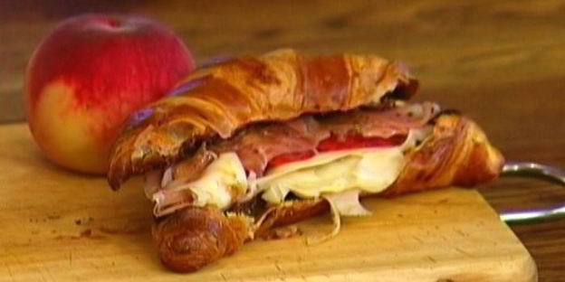 круассаны с сыром, персиком и пармской ветчиной