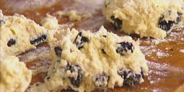 сливочные булочки с изюмом и корицей