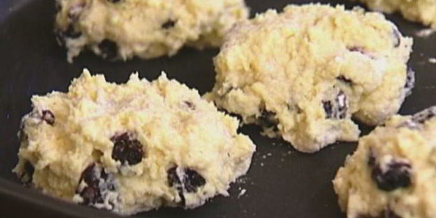 сливочные булочки с изюмом и корицей