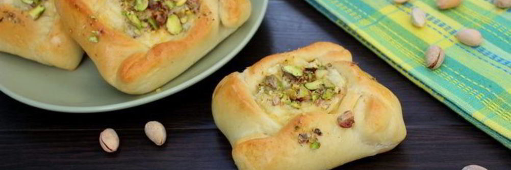 Сырные булочки с фисташками