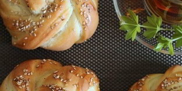 турецкие хлебные булочки с сезамом