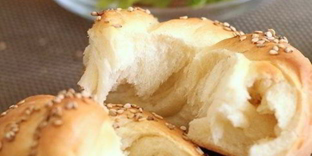 турецкие хлебные булочки с сезамом