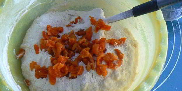 творожные витые булочки с курагой