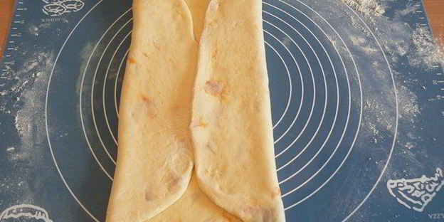 творожные витые булочки с курагой