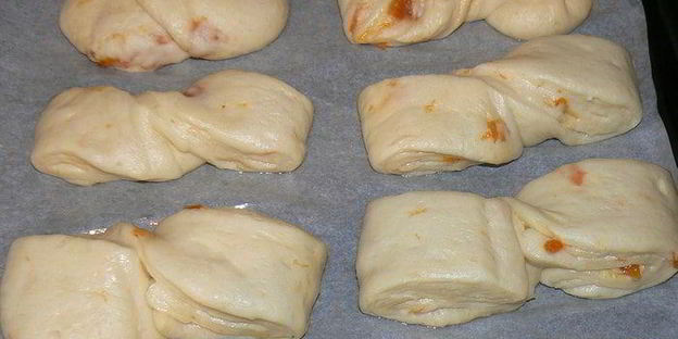 творожные витые булочки с курагой