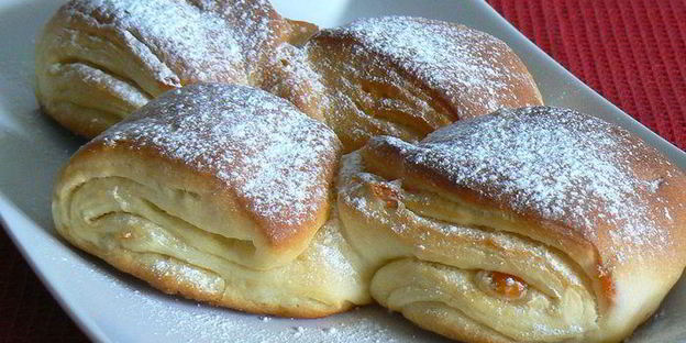 творожные витые булочки с курагой