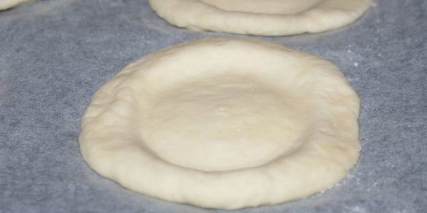 ватрушки с копченым сыром и чесноком