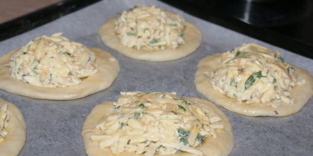 ватрушки с копченым сыром и чесноком