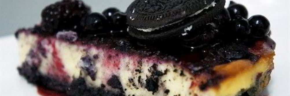 Чизкейк из шоколадного печенья с ягодным соусом