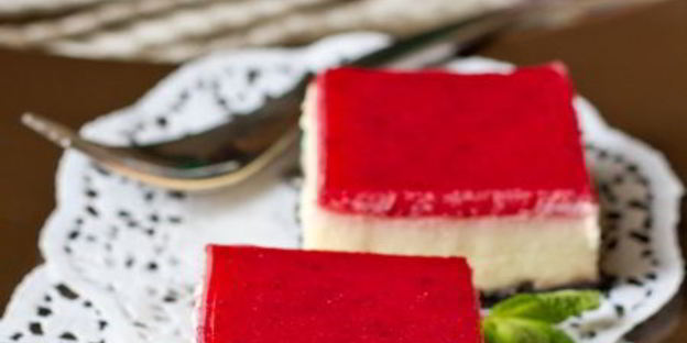 чизкейк с белым шоколадом и клубничным желе