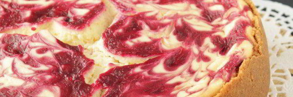 Чизкейк с маскарпоне и брусничным соусом