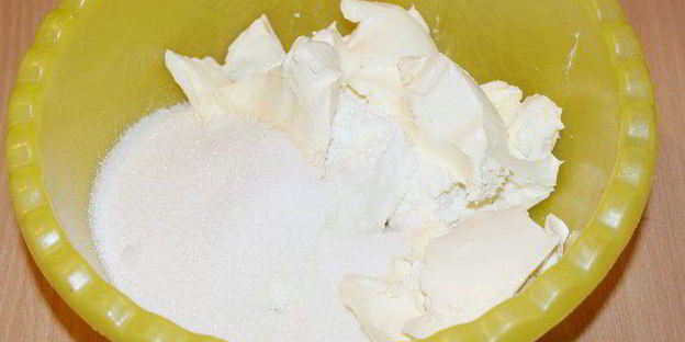 чизкейк с маскарпоне и брусничным соусом