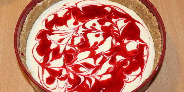 чизкейк с маскарпоне и брусничным соусом