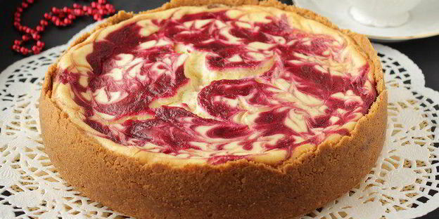 чизкейк с маскарпоне и брусничным соусом