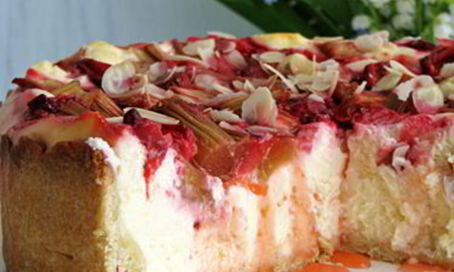 Рецепт чизкейка с ревенем и клубникой