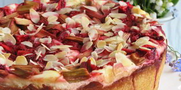 чизкейк с ревенем и клубникой