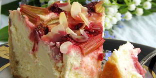 чизкейк с ревенем и клубникой