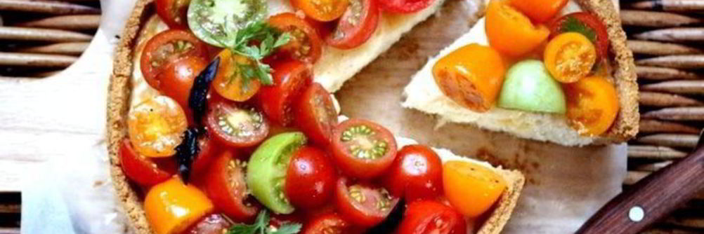 Чизкейк с сыром Джюгас и помидорным салатом