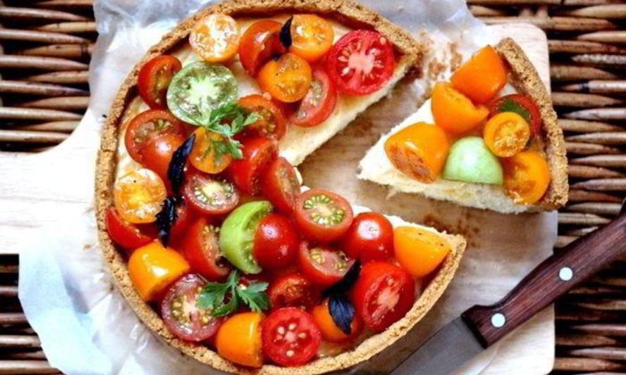 Рецепт чизкейка с сыром джюгас и помидорным салатом