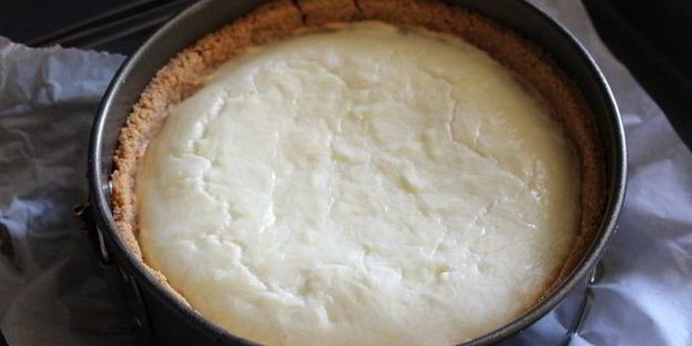 чизкейк с сыром джюгас и помидорным салатом