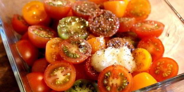 чизкейк с сыром джюгас и помидорным салатом