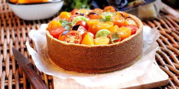 чизкейк с сыром джюгас и помидорным салатом