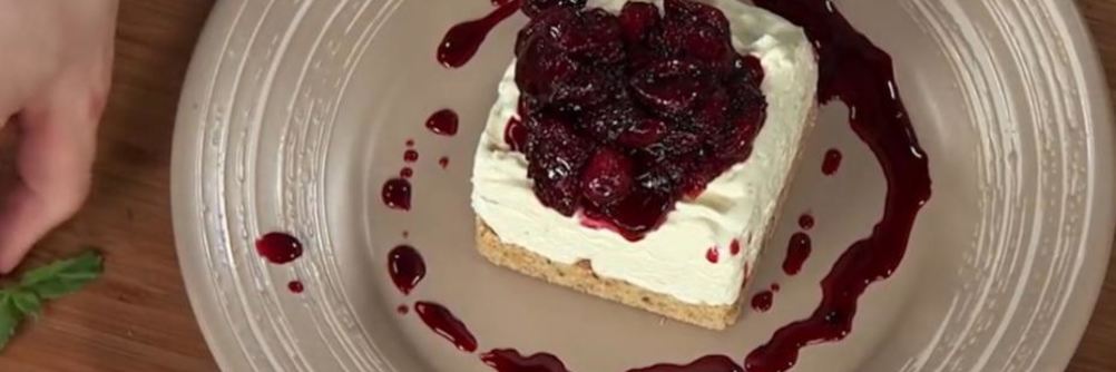Домашний чизкейк с соусом фламбе из вишни